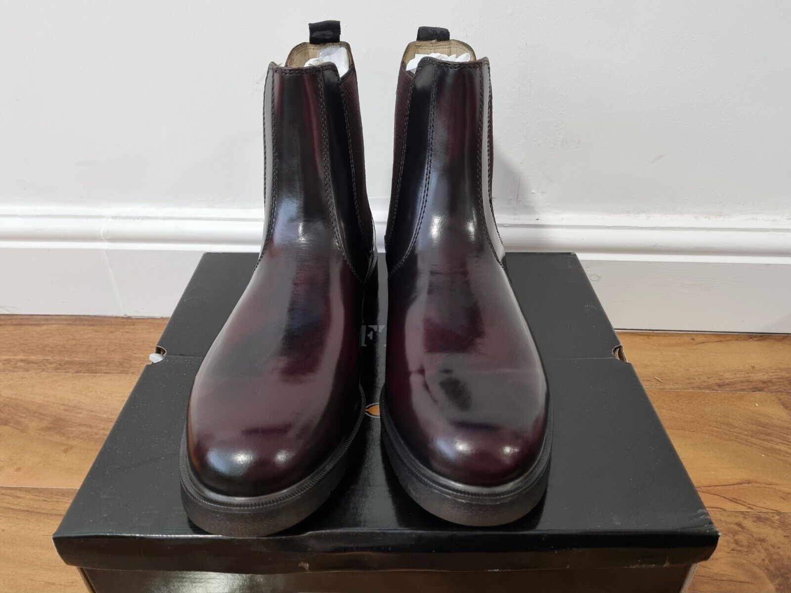 High shine hot sale chelsea boots